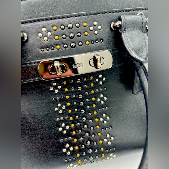 🌺Coach BANDANA RIVETS BLACK SWAGGER 21 LEATHER SATCHEL🌸🌺 - Picture 2 of 10